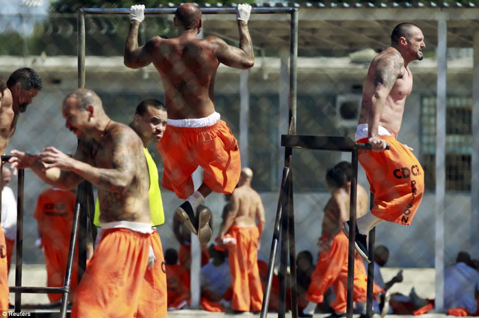 Các nhà tù đã phải giảm thời gian cho tù nhân được tới các phòng chung như quán cà phê, sân tập thể dục vì quá tải.