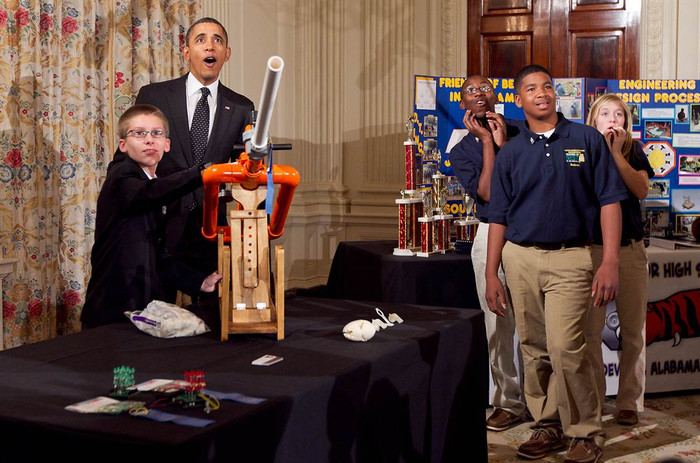 Tổng thống Obama xem cậu bé Joey Hudy (14 tuổi) sử dụng cỗ máy tự chế tạo tại Hội chợ khoa học Extreme Marshmallow Cannon diễn ra ở Nhà Trắng hôm 7/2 vừa qua. Đây là hội chợ lần thứ 2 do Tổng thổng Mỹ tổ chức dành cho đối tượng học sinh trung học. Tổng thống Obama xem cậu bé Joey Hudy (14 tuổi) sử dụng cỗ máy tự chế tạo tại Hội chợ khoa học Extreme Marshmallow Cannon diễn ra ở Nhà Trắng hôm 7/2 vừa qua. Đây là hội chợ lần thứ 2 do Tổng thổng Mỹ tổ chức dành cho đối tượng học sinh trung học.