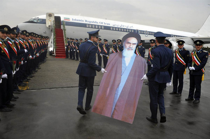 Các binh sĩ Không quân Iran mang bức chân dung người sáng lập nhà nước Cộng hòa Hồi giáo năm 1979 Ayatollah Ruhollah Khomeini lên máy bay tại sân bay Merhrabad, Tehran ngày 1/2. Các binh sĩ Không quân Iran mang bức chân dung người sáng lập nhà nước Cộng hòa Hồi giáo năm 1979 Ayatollah Ruhollah Khomeini lên máy bay tại sân bay Merhrabad, Tehran ngày 1/2.