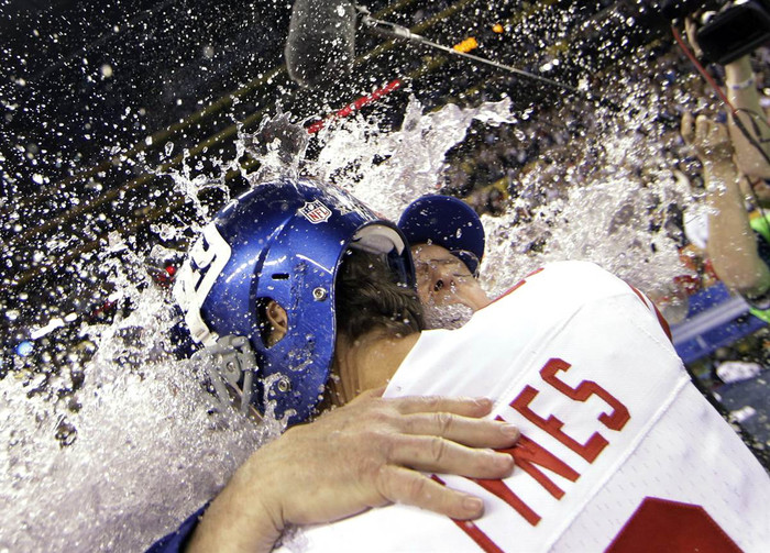 Cầu thủ đội New York Giants, Lawrence Tynes, ôm huấn luyện viên Tom Coughlin sau khi đánh bại đội New England Patriots để giành chiến thắng ở giải Super Bowl XLVI tại Indiamapolis, Indiana, Mỹ ngày 5/2. Cầu thủ đội New York Giants, Lawrence Tynes, ôm huấn luyện viên Tom Coughlin sau khi đánh bại đội New England Patriots để giành chiến thắng ở giải Super Bowl XLVI tại Indiamapolis, Indiana, Mỹ ngày 5/2.