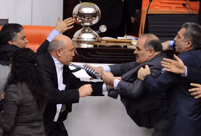 Một cuộc ẩu đả giữa các ông nghị Thổ Nhĩ Kỳ ngay trong phiên tranh luận tại quốc hội ở Ankara hôm 8/2.