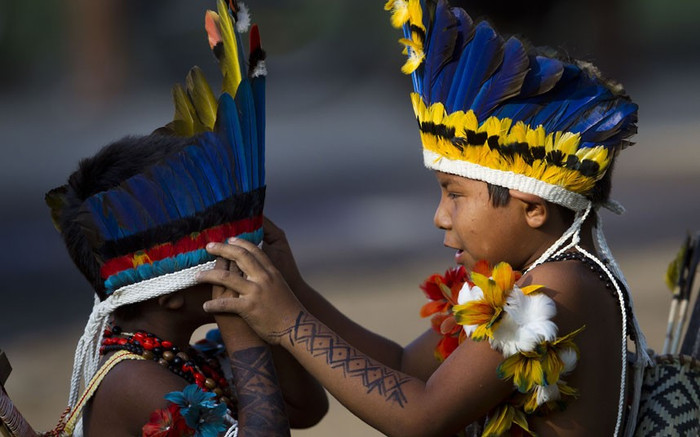 Các bé trai bộ tộc Paresi chỉnh sửa trang phục cho nhau. Các bé trai bộ tộc Paresi chỉnh sửa trang phục cho nhau.