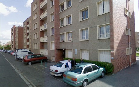 Cảnh sát Pháp cho hay nghi phạm đang bị bao vây vẫn còn súng mặc dù đã ném 1 khẩu qua cửa sổ