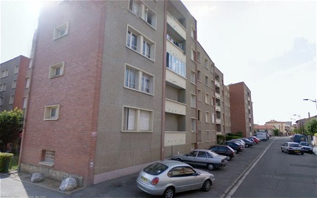 Cảnh sát Pháp cho hay nghi phạm đang bị bao vây vẫn còn súng mặc dù đã ném 1 khẩu qua cửa sổ