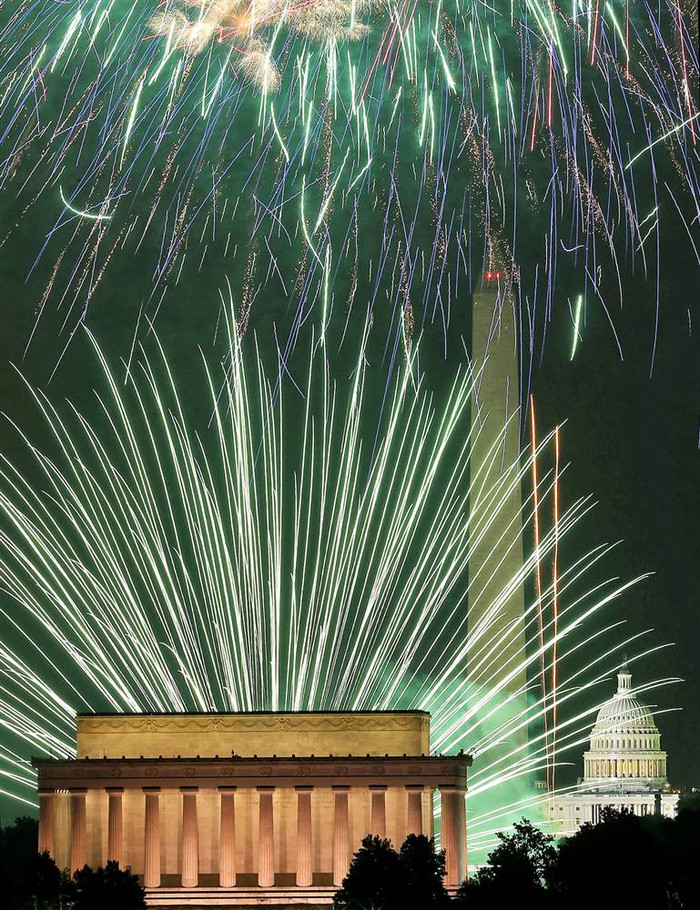 Pháo hoa thắp sáng đài tưởng niệm Lincoln trong ngày Quốc khánh hôm 4/7.