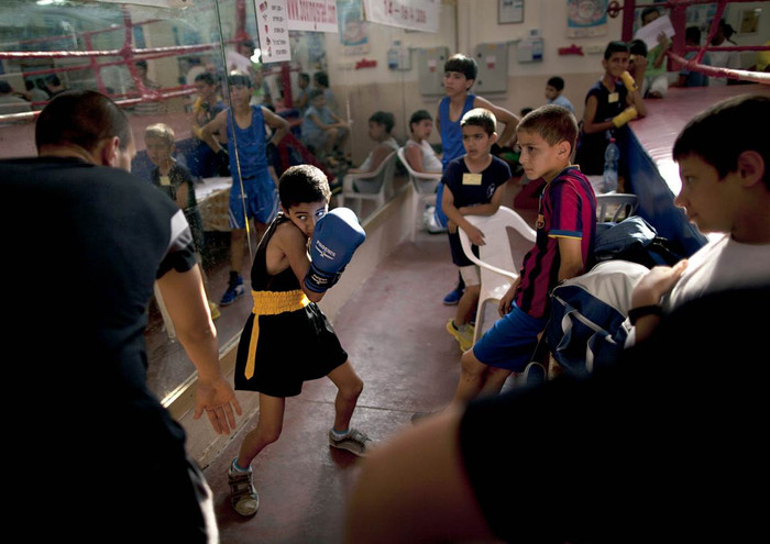 Một bé trai Israel khởi động trước trận đấu tại giải vô địch Quyền anh thanh thiếu niên quốc gia Israel ở làng Kfar Yasif, miền bắc Israel.
