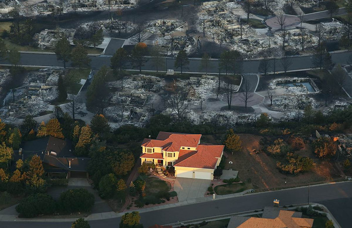 Ranh giới giữa những ngôi nhà đã bị lửa thiêu rụi và may mắn vẫn còn nguyên vẹn gây ra bởi đám cháy rừng tàn phá dữ dội nhất trong lịch sử nước Mỹ tại Canyon, Waldoolorado Springs, Colorado, Mỹ ngày 30/6.