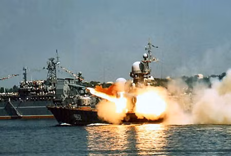 Các chiến hạm của Hạm đội Biển Đen thể hiện sức mạnh trong lần bắn thử tên lửa tại Ukraina.