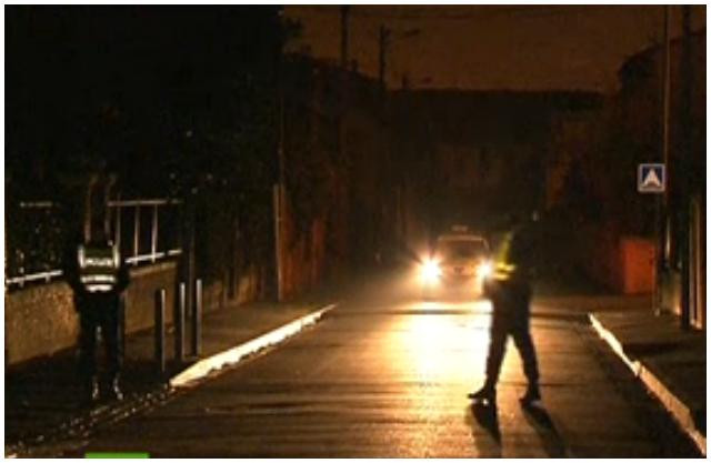 Hiện trường vẫn đang được canh gác cẩn mật, các xe cảnh sát luôn trực và bật sẵn đèn