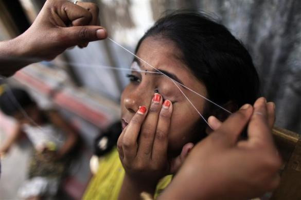 Shefali (11 tuổi) được giúp đỡ cắt tỉa lông mày trước cửa phòng riêng của cô tại nhà chứa Kandapara ngày 5/3/2012.