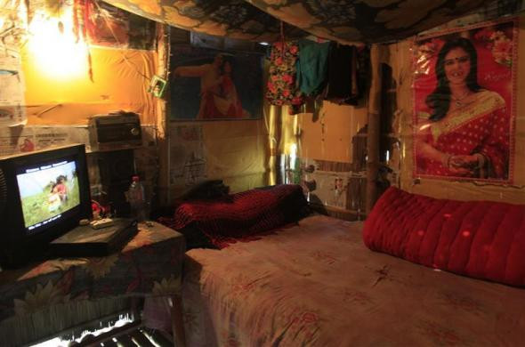 Bên trong phòng của một gái điếm tại nhà thổ ở Faridpur, Bangladesh ngày 23/2/2012.