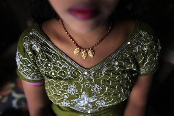 Maya (16 tuổi) chờ đợi khách hàng trong phòng của mình tại nhà chứa Kandapara ngày 5/3/2012.