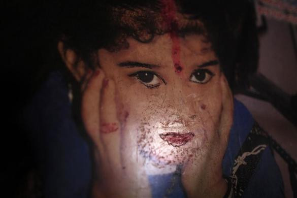 Ảnh một đứa trẻ treo trong phòng của Hashi