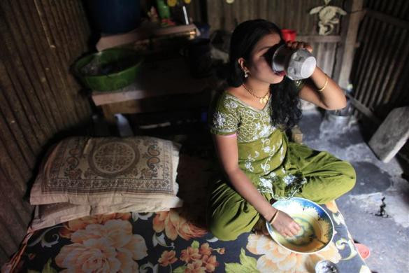 Maya uống nước sau bữa trưa đạm bạc.