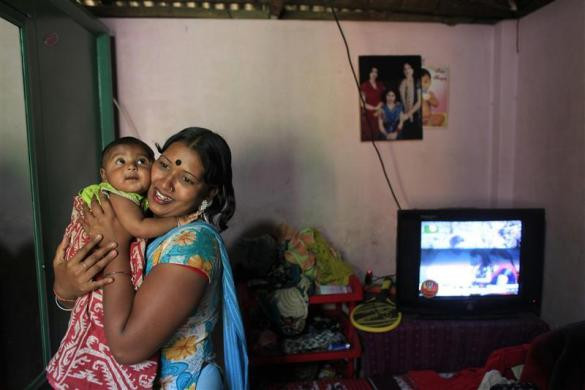 Lucky 19 tuổi và cậu con trai Riyad 3 tháng tuổi tại nhà chứa Kandapara ngày 4/3/2012.