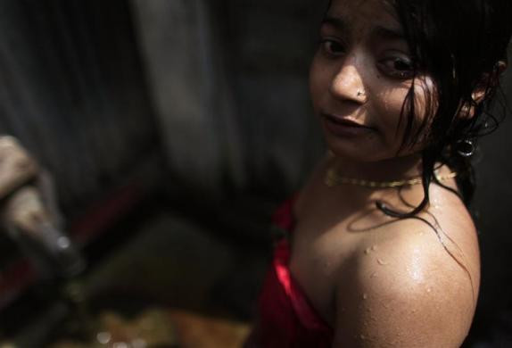 Hashi đứng trước phòng tắm