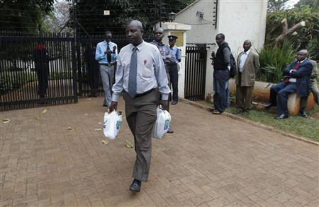 Cảnh sát Nairobi tại biệt thự của Đại sứ Venezuela.