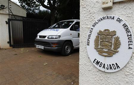 Xe chở thi thể của Đại sứ Venezuela rời nơi ở riêng.