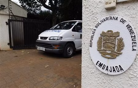 Xe chở thi thể của Đại sứ Venezuela rời nơi ở riêng.