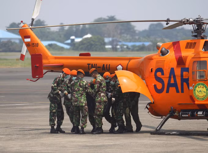 Nhân viên cứu hộ nhận thi thể nạn nhân tại sân bay ở Jakarta sáng ngày 12/5. Ảnh AP