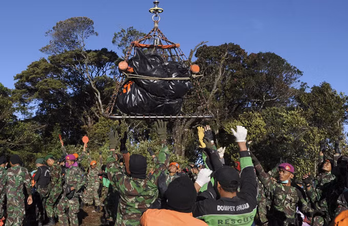 Các thi thể được vận chuyển bằng trực thăng trở về sân bay ở Jakarta. Ảnh AP