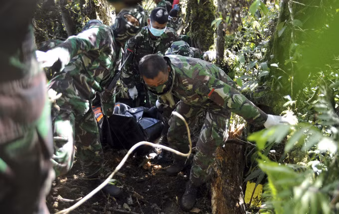 Các nhân viên cứu hộ đưa 16 thi thể nạn nhân được tìm thấy tới sân bay ở Jakarta và từ đó sẽ được chuyển tới phòng xét nghiệm ADN. Ảnh AP