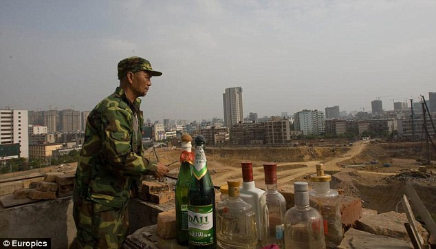 Ông Zou bên cạnh đám bom xăng để đối phó với các chủ đầu tư dự án. Ông Zou bên cạnh đám bom xăng để đối phó với các chủ đầu tư dự án.