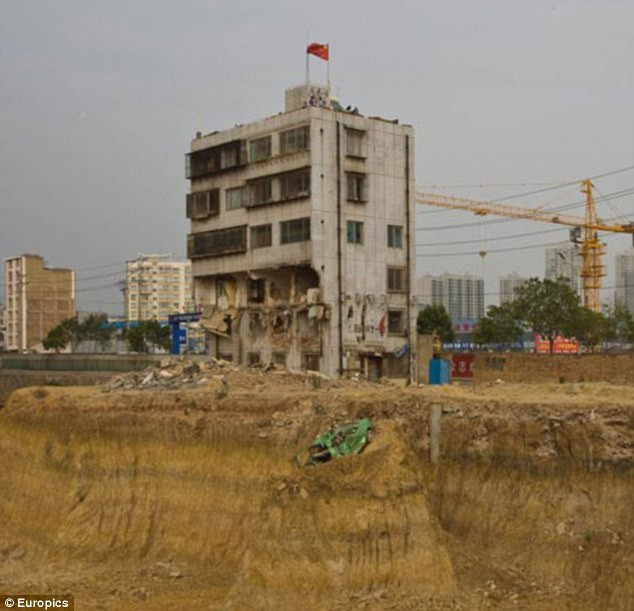 Các khu đất xung quanh tòa nhà của ông Zou đã bị san phẳng. Các khu đất xung quanh tòa nhà của ông Zou đã bị san phẳng.