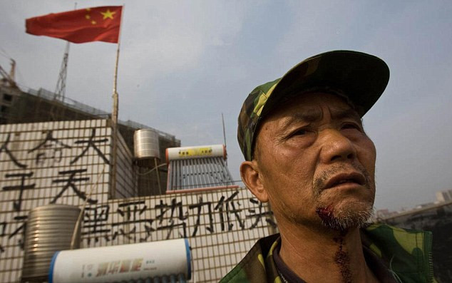 Người đàn ông 70 tuổi từ chối di dời vì cho rằng các chủ đầu tư đã đưa ra khoản bồi thường không hợp lý. Người đàn ông 70 tuổi từ chối di dời vì cho rằng các chủ đầu tư đã đưa ra khoản bồi thường không hợp lý.