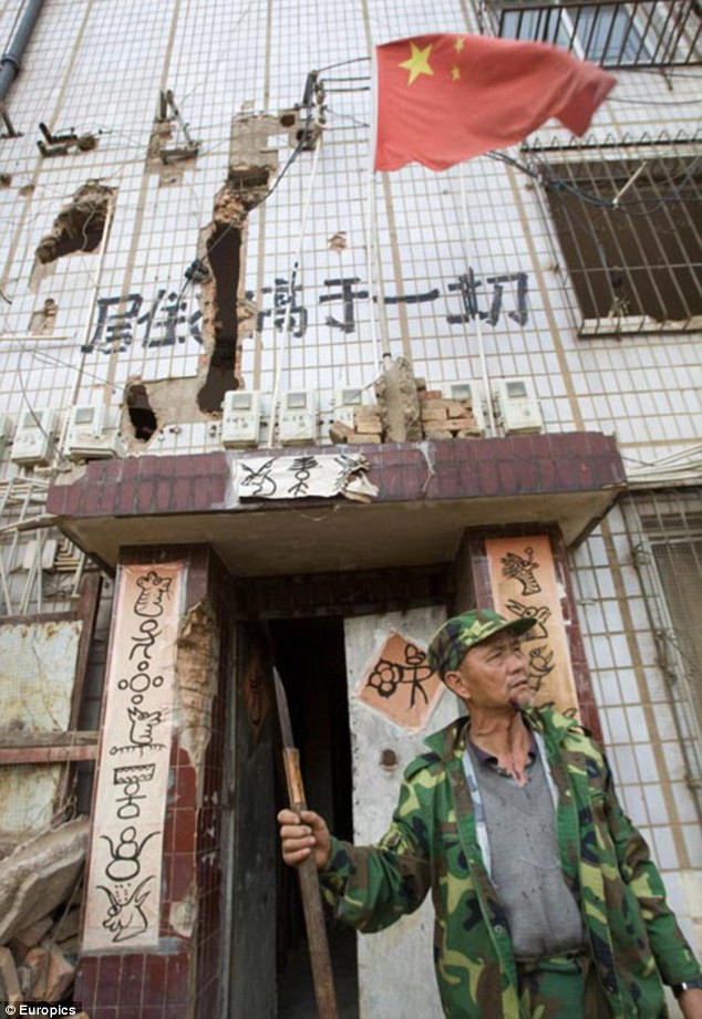 Tòa nhà nơi ông Zou ở đã bị phá hủy ít nhiều. Tòa nhà nơi ông Zou ở đã bị phá hủy ít nhiều.