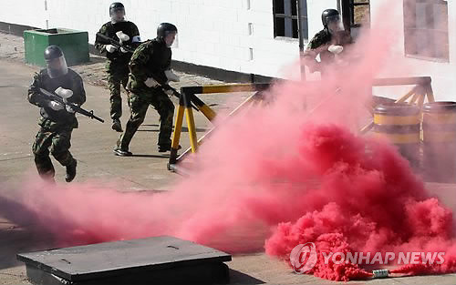 Ảnh các thành viên của lực lượng dự bị tham gia diễn tập đối kháng trên đường phố tại cơ sở quân sự ở Shiheung, nam Seoul ngày 27/2. Ảnh các thành viên của lực lượng dự bị tham gia diễn tập đối kháng trên đường phố tại cơ sở quân sự ở Shiheung, nam Seoul ngày 27/2.