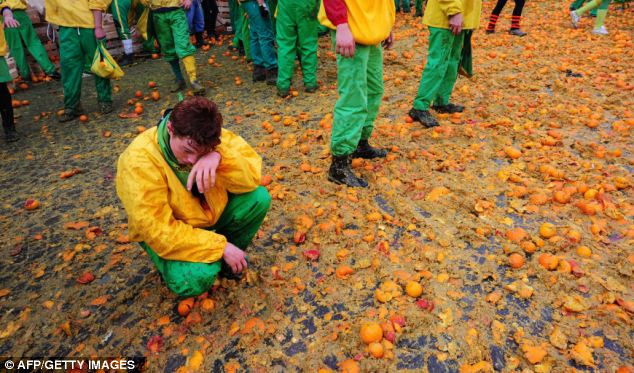 Tuy nhiên, xung quanh khu vực diễn ra lễ hội đều có các lều cứu thương để trợ giúp những người không may mắn Tuy nhiên, xung quanh khu vực diễn ra lễ hội đều có các lều cứu thương để trợ giúp những người không may mắn