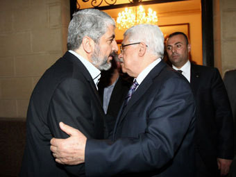 Nhà lãnh đạo Palestine Mahmoud Abbas (phải) và Thủ lĩnh của Phong trào Hồi giáo Hamas Khaled Meshaal. Nhà lãnh đạo Palestine Mahmoud Abbas (phải) và Thủ lĩnh của Phong trào Hồi giáo Hamas Khaled Meshaal.
