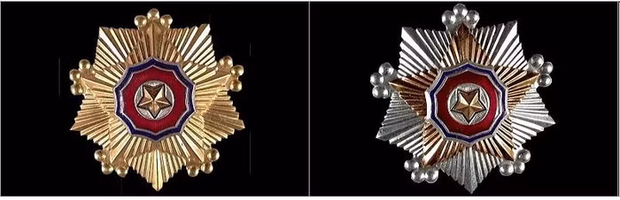 Huân chương cờ Tổ quốc hạng nhất (trái) và hạng nhì của Triều Tiên.
