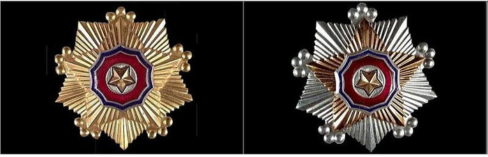 Huân chương cờ Tổ quốc hạng nhất (trái) và hạng nhì của Triều Tiên. Huân chương cờ Tổ quốc hạng nhất (trái) và hạng nhì của Triều Tiên.
