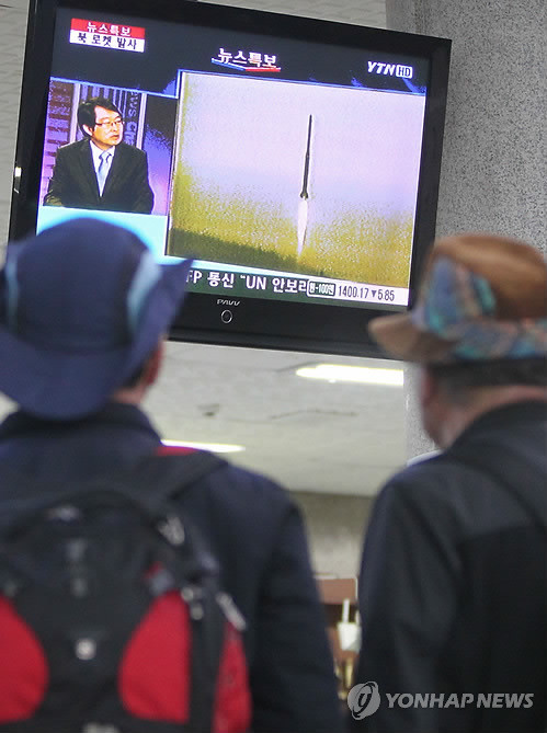 Người dân Hàn Quốc xem tin tức về vụ phóng tên lửa tầm xa của Triều Tiên tại bến phà ở thành phố Incheon, phía tây Hàn Quốc.