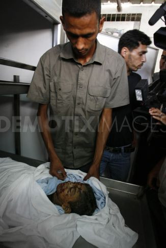 Thân nhân tới tiễn biệt bé Ali Al-Shawaf tại bệnh viện Nasser ở Khan Younis vào ngày 23 tháng 6 năm 2012. Thân nhân tới tiễn biệt bé Ali Al-Shawaf tại bệnh viện Nasser ở Khan Younis vào ngày 23 tháng 6 năm 2012.