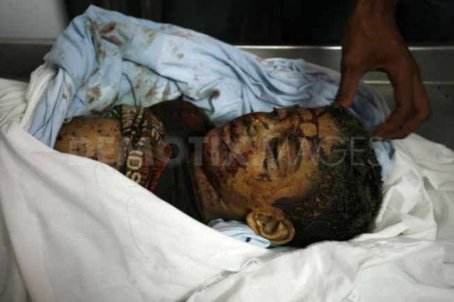 Thân nhân tới tiễn biệt bé Ali Al-Shawaf tại bệnh viện Nasser ở Khan Younis vào ngày 23 tháng 6 năm 2012. Thân nhân tới tiễn biệt bé Ali Al-Shawaf tại bệnh viện Nasser ở Khan Younis vào ngày 23 tháng 6 năm 2012.