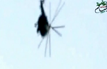 Chiếc trực thăng quân sự trở thành mục tiêu của phe nổi dậy. Chiếc trực thăng quân sự trở thành mục tiêu của phe nổi dậy.