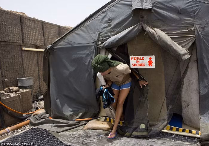 Các nữ quân nhân Anh tại Afghanistan đều nói được tiếng địa phương. Họ xây dựng mối quan hệ với phụ nữ Afghanistan trong những lần đi tuần tra.