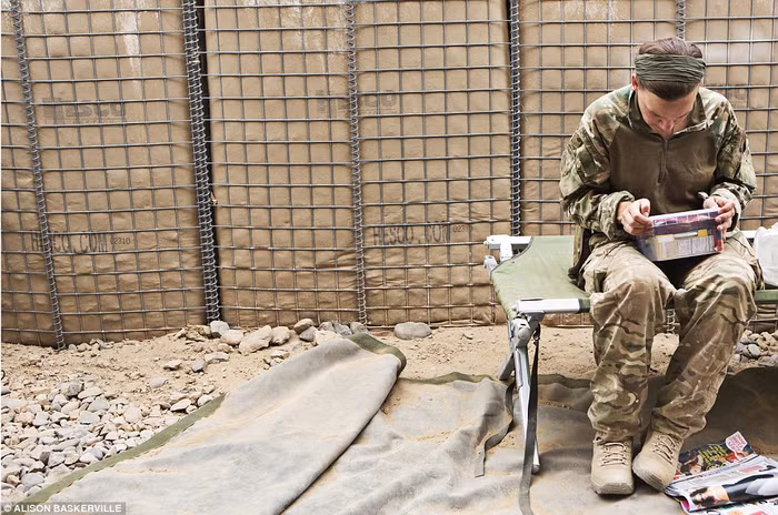 Đại úy Crossley thường nhận được bưu kiện từ người thân ít nhất một tuần một lần. Mẹ cô thường gửi cho con gái nhiều món khác nhau như đồ ngọt.