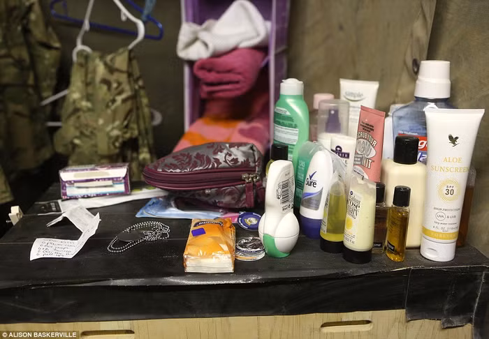 Lăn khử mùi, nước dưỡng tóc, nước súc miệng, kem làm ẩm... bộ sưu tập những món đồ trang điểm trên chiếc bàn tạm của một nữ quân nhân Anh.