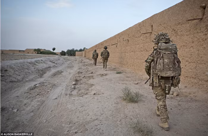 Các nữ quân nhân Anh đi tuần cùng đồng nghiệp nam giới.