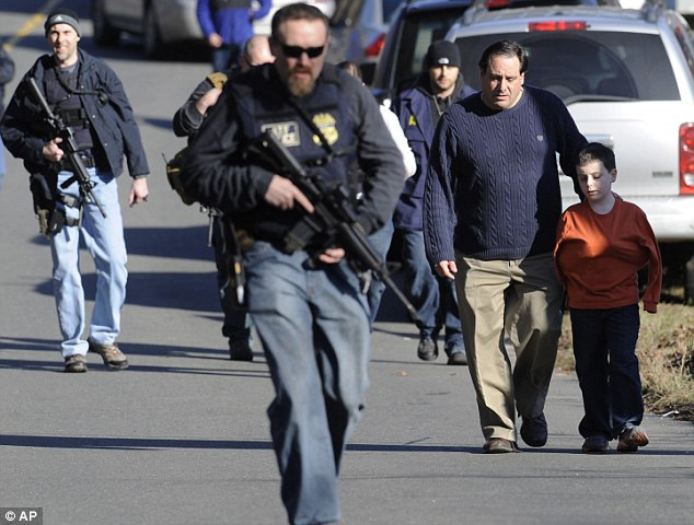 Một phụ huynh tìm thấy con mình sau vụ xả súng.