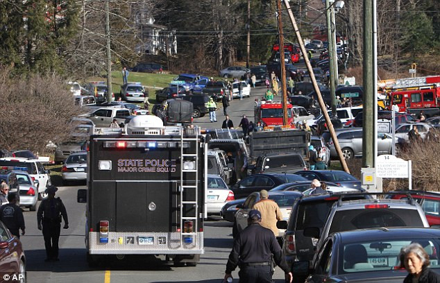 Lối vào trường tiểu học Sandy Hook chật cứng xe của các phụ huynh và của lực lượng thực thi pháp luật.