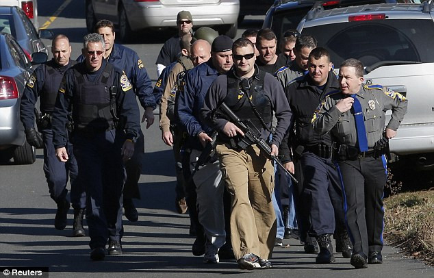 Theo AP, anh trai thủ phạm là Ryan Lanza, 24 tuổi, đã bị bắt để thẩm vấn vì tình nghi có liên quan tới vụ việc.