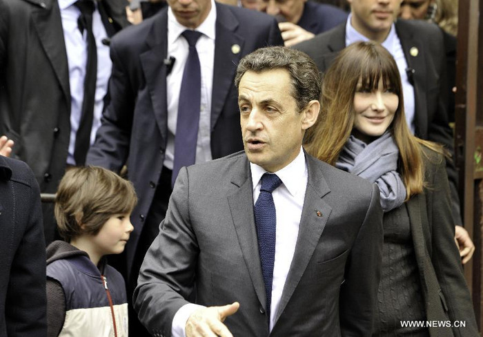 Tổng thống Sarkozy cùng phu nhân Carla đi bỏ phiếu ngày 6/5. Tổng thống Sarkozy cùng phu nhân Carla đi bỏ phiếu ngày 6/5.