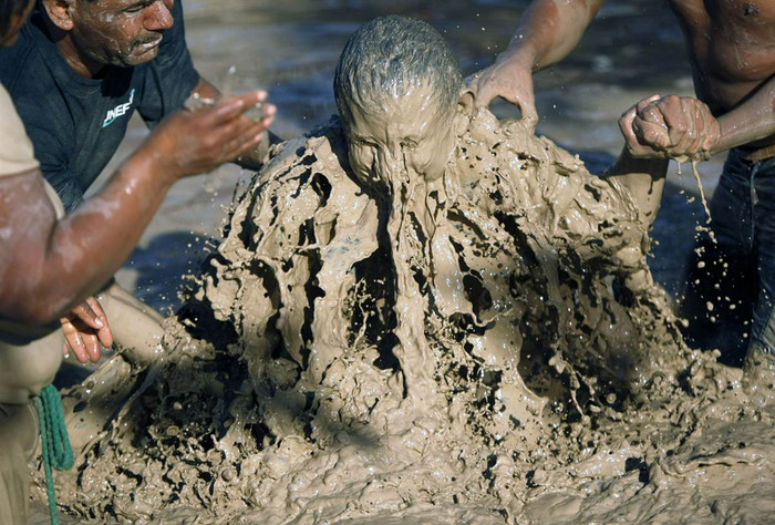 Một tín hữu cầu xin phép lạ nhô lên từ bãi bùn tại lễ hội "El Pozito" ở El Espinazo, Monterrey, Nuevo Leon state, Mexico ngày 19/3. Hàng ngàn tín hữu đã tham gia lễ diễu hành này để cầu xin phép lạ từ Nino Fidencio, một người Mexico nổi tiếng với những phương pháp chữa bệnh dân gian.