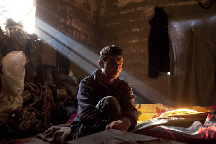 Một phiến quân Syria tự do trú ẩn trong một nhà kho cũ tại vùng núi gần làng Al-Janoudia, tỉnh Idlib, miền bắc Syria ngày 17/3.