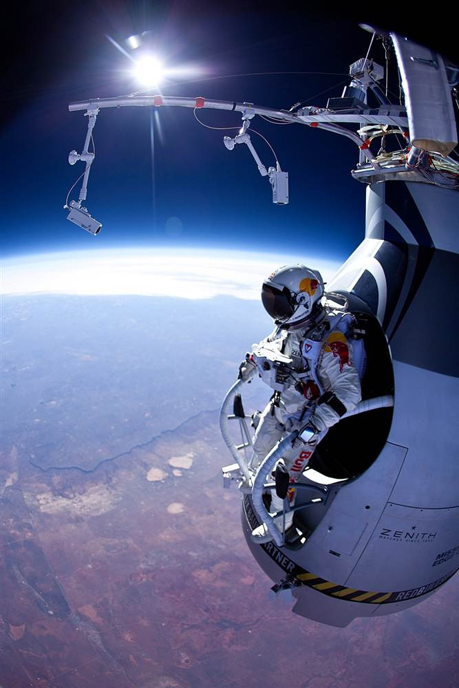 Vận động viên nhảy dù người Áo Felix Baumgartner trong chuyến bay thử nghiệm của phương tiện bay có người lái Deb Bull Stratos ngày 15/3. Trong cuộc thử nghiệm này, anh đã nhảy từ độ cao 21.450 m cách mặt đất và hạ cánh an toàn tại Roswell. Anh vẫn tham vọng thực hiện "bước nhảy không gian" từ độ cao 36.000 m vào mùa hè này.